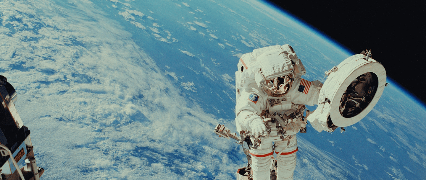 Astronauta orbitando la Tierra